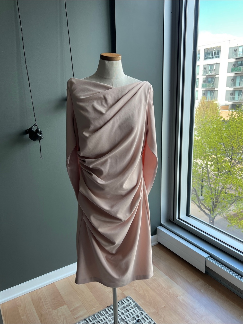 New Betsy & Adam Jordan Short Scuba Crepe Draped Back Dress in Blush Size 14 - Picture 2 of 7